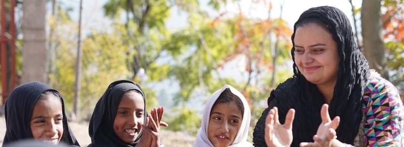 sehrish-with-students